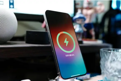 迪庆苹果15换屏服务分享用什么充电器给iPhone15充电更好 